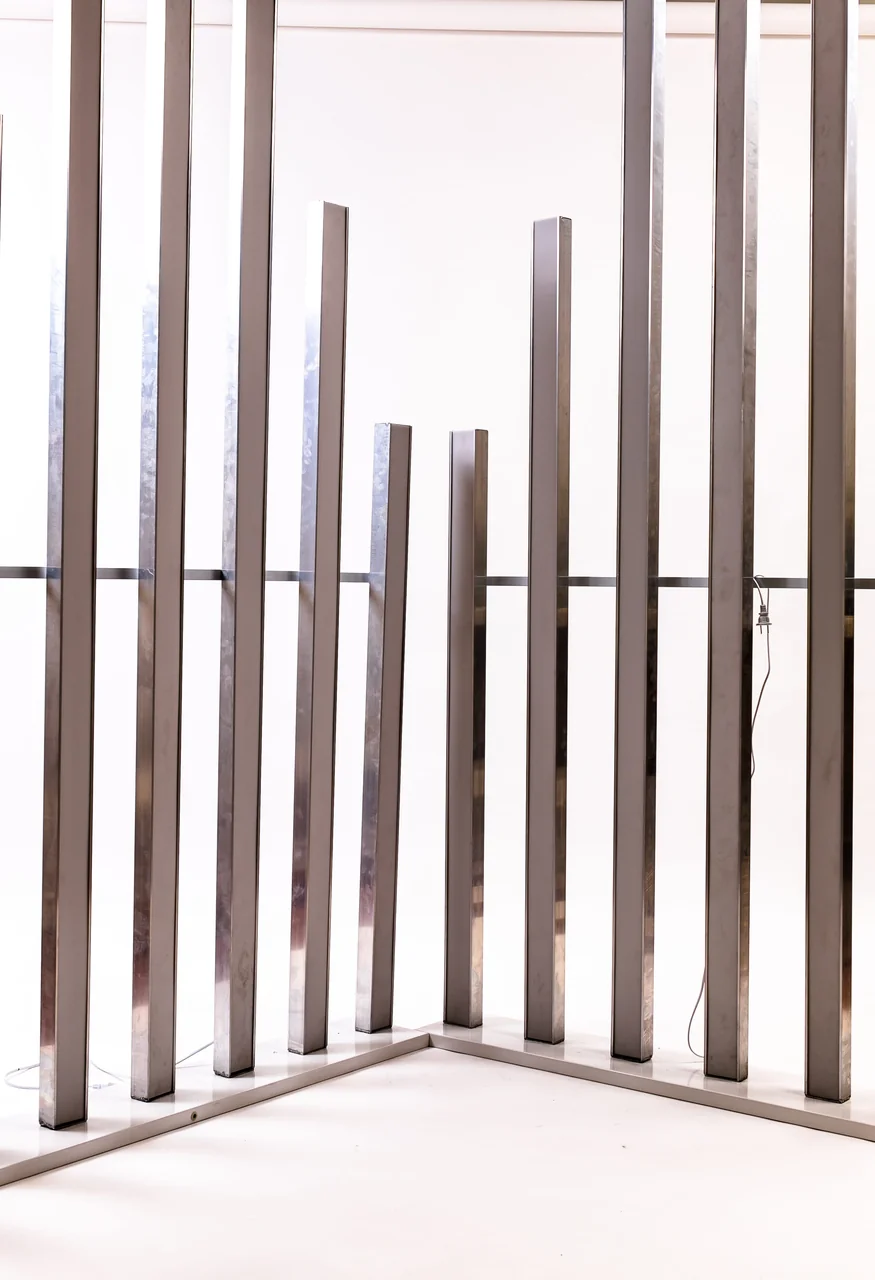 Metal backdrop screen with vertical bars